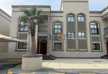 Spacious 4+Maid Villa with Backyard in Mamoura